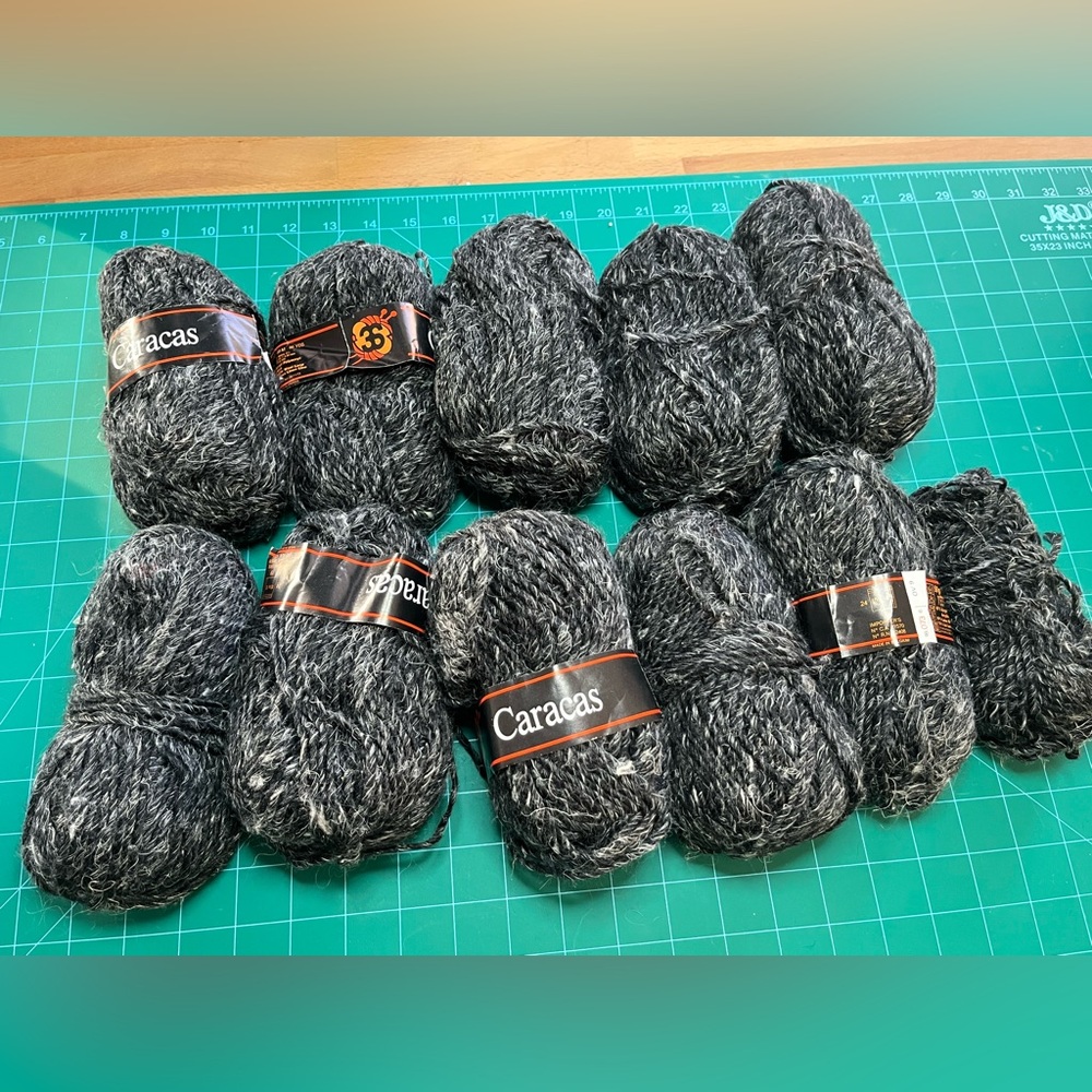 Caracas Black and Gray Yarn Bundle